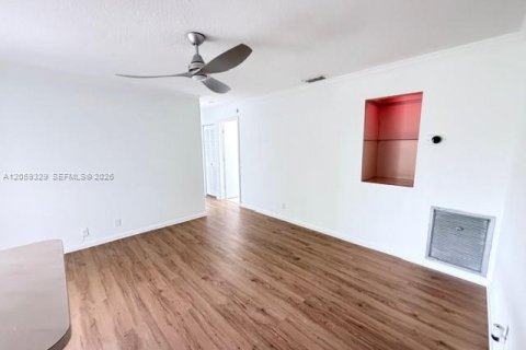 House in Margate, Florida 4 bedrooms, 151.34 sq.m. № 2264251 - photo 8