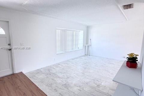 House in Margate, Florida 4 bedrooms, 151.34 sq.m. № 2264251 - photo 5