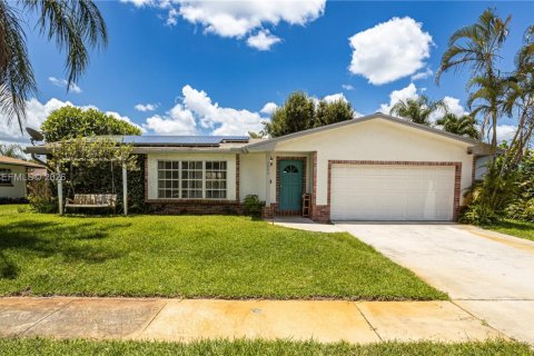 House in Margate, Florida 4 bedrooms, 151.34 sq.m. № 2264251