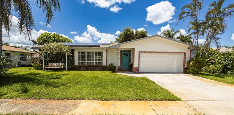House in Margate, Florida 4 bedrooms, 151.34 sq.m. № 2264251
