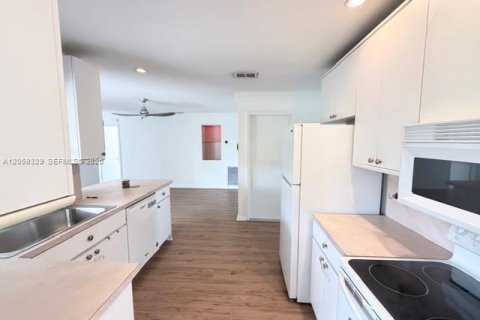 House in Margate, Florida 4 bedrooms, 151.34 sq.m. № 2264251 - photo 11