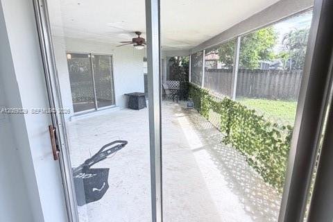 House in Margate, Florida 4 bedrooms, 151.34 sq.m. № 2264251 - photo 9