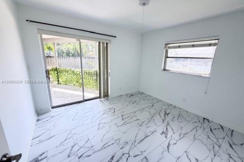 House in Margate, Florida 4 bedrooms, 151.34 sq.m. № 2264251 - photo 13
