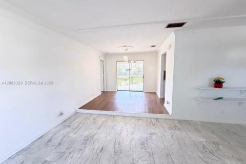 House in Margate, Florida 4 bedrooms, 151.34 sq.m. № 2264251 - photo 3