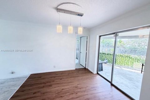 House in Margate, Florida 4 bedrooms, 151.34 sq.m. № 2264251 - photo 7