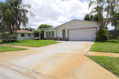 House in Margate, Florida 4 bedrooms, 151.34 sq.m. № 2264251 - photo 2