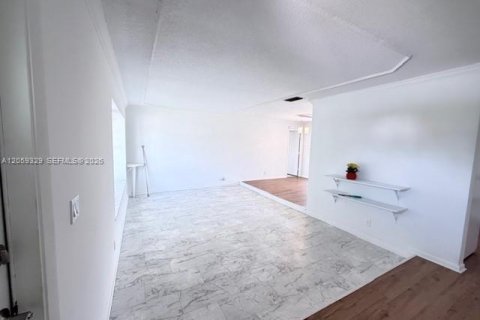 House in Margate, Florida 4 bedrooms, 151.34 sq.m. № 2264251 - photo 4