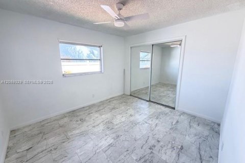 House in Margate, Florida 4 bedrooms, 151.34 sq.m. № 2264251 - photo 12