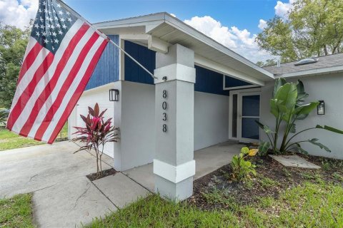 House in Port Richey, Florida 2 bedrooms, 98.85 sq.m. № 2396346 - photo 2