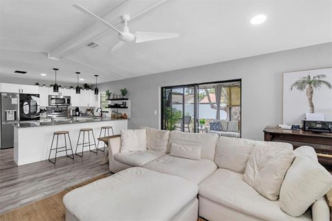 House in Port Richey, Florida 2 bedrooms, 98.85 sq.m. № 2396346 - photo 6