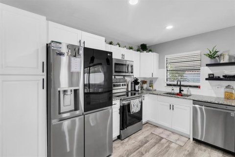 House in Port Richey, Florida 2 bedrooms, 98.85 sq.m. № 2396346 - photo 8