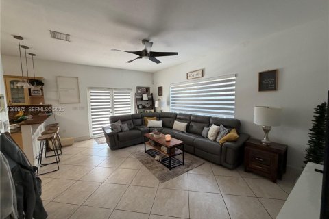 Casa en alquiler en Miami, Florida, 4 dormitorios, 222.5 m2 № 2027105 - foto 16