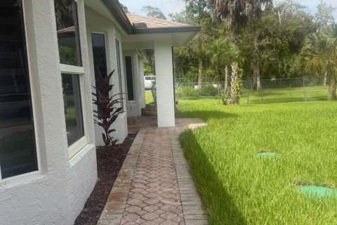 House in Naples, Florida 4 bedrooms, 168.52 sq.m. № 2429357 - photo 17