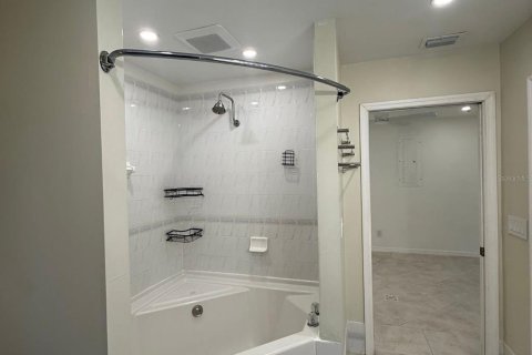 House in Naples, Florida 4 bedrooms, 168.52 sq.m. № 2429357 - photo 8