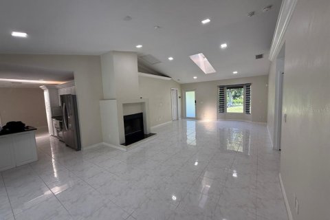 House in Naples, Florida 4 bedrooms, 168.52 sq.m. № 2429357 - photo 2