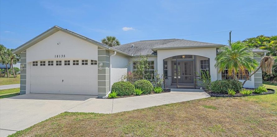 House in Port Charlotte, Florida 3 bedrooms, 155.05 sq.m. № 1732359