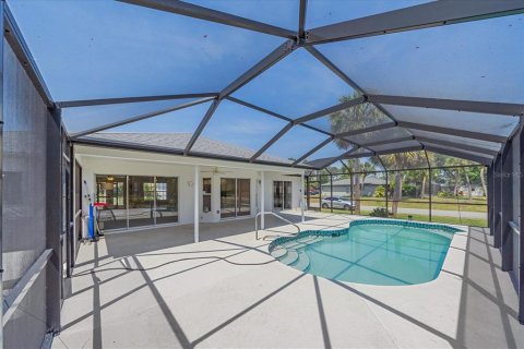 House in Port Charlotte, Florida 3 bedrooms, 155.05 sq.m. № 1732359 - photo 22