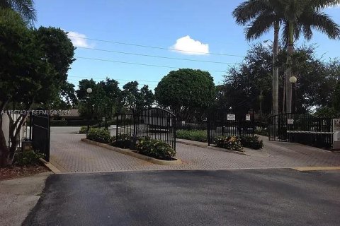 Villa ou maison à louer à Miami, Floride: 4 chambres, 190.45 m2 № 2011662 - photo 3