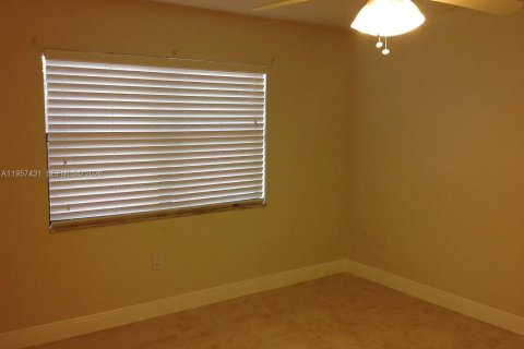 Villa ou maison à louer à Miami, Floride: 4 chambres, 190.45 m2 № 2011662 - photo 5