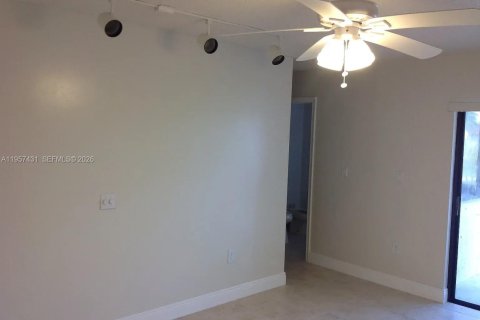 Villa ou maison à louer à Miami, Floride: 4 chambres, 190.45 m2 № 2011662 - photo 10