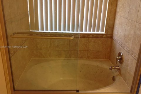 Villa ou maison à louer à Miami, Floride: 4 chambres, 190.45 m2 № 2011662 - photo 9