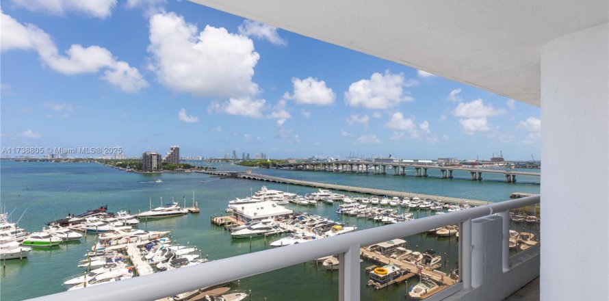 Кондоминиум с 2 спальнями в Майами, Флорида № 1960873