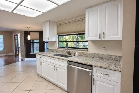 House in New Port Richey, Florida 3 bedrooms, 153.1 sq.m. № 2395734 - photo 12