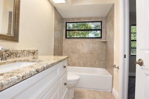 House in New Port Richey, Florida 3 bedrooms, 153.1 sq.m. № 2395734 - photo 26
