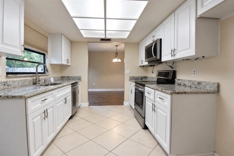 House in New Port Richey, Florida 3 bedrooms, 153.1 sq.m. № 2395734 - photo 16