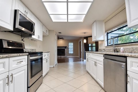 House in New Port Richey, Florida 3 bedrooms, 153.1 sq.m. № 2395734 - photo 15
