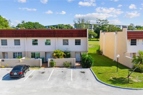 Townhouse in Lauderhill, Florida 3 bedrooms, 147.71 sq.m. № 1872446 - photo 2