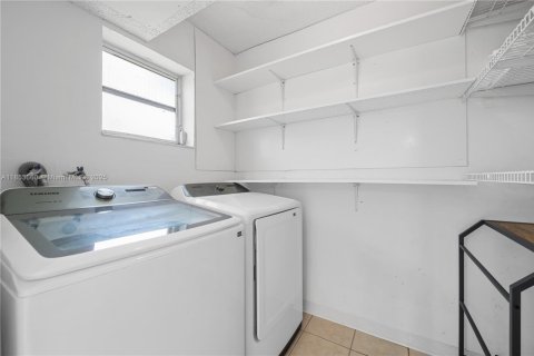 Townhouse in Lauderhill, Florida 3 bedrooms, 147.71 sq.m. № 1872446 - photo 13