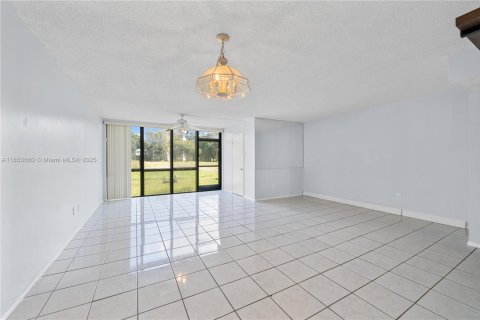 Townhouse in Lauderhill, Florida 3 bedrooms, 147.71 sq.m. № 1872446 - photo 12