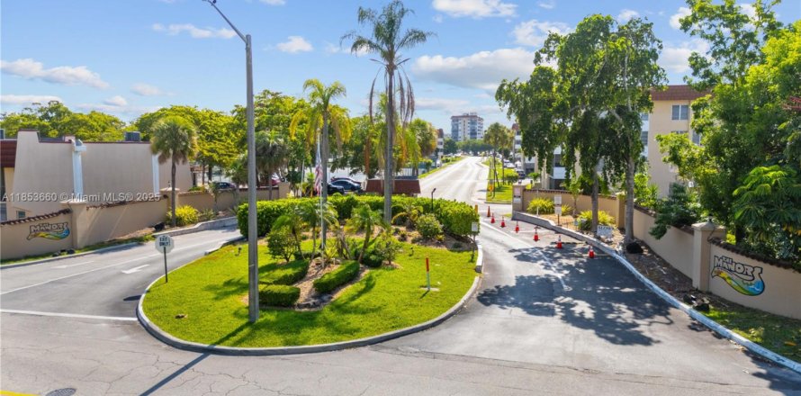 Townhouse in Lauderhill, Florida 3 bedrooms, 147.71 sq.m. № 1872446