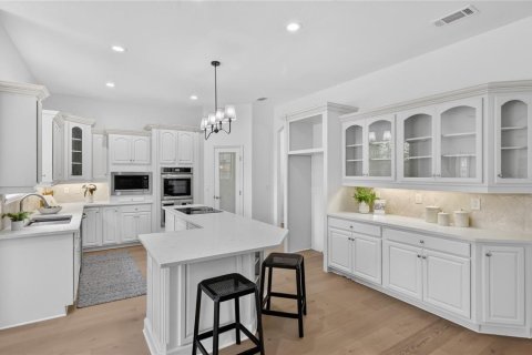 House in Lakeland, Florida 4 bedrooms, 397.06 sq.m. № 2402777 - photo 17