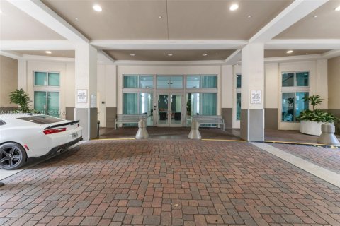 Condo in Miami, Florida, 1 bedroom  № 2004628 - photo 2