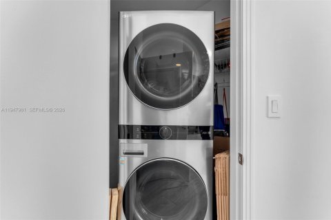 Condo in Miami, Florida, 1 bedroom  № 2004628 - photo 18