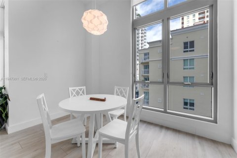 Condo in Miami, Florida, 1 bedroom  № 2004628 - photo 9
