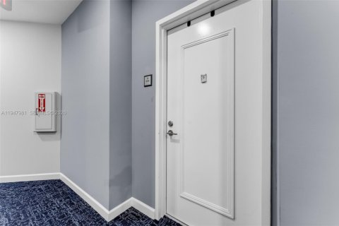 Condo in Miami, Florida, 1 bedroom  № 2004628 - photo 4