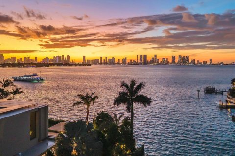 House in Miami Beach, Florida 8 bedrooms, 964.79 sq.m. № 2026881
