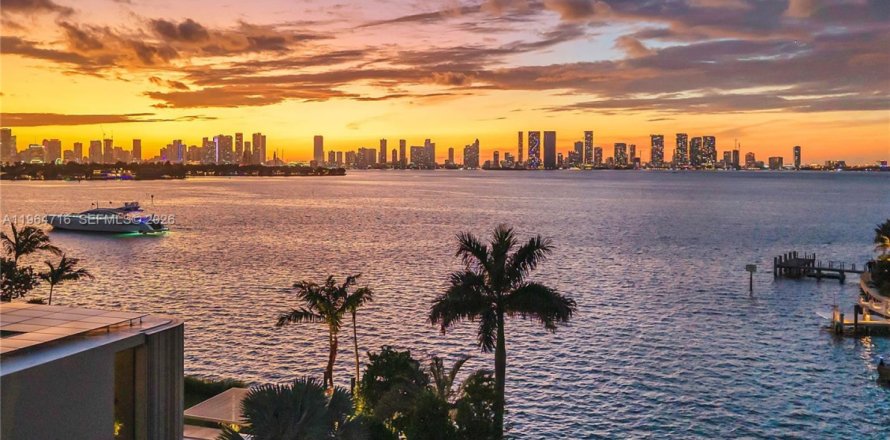 House in Miami Beach, Florida 8 bedrooms, 964.79 sq.m. № 2026881