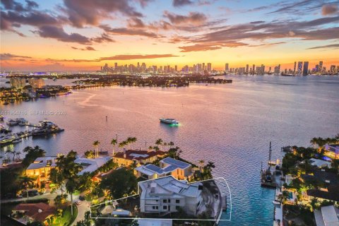 House in Miami Beach, Florida 8 bedrooms, 964.79 sq.m. № 2026881 - photo 14