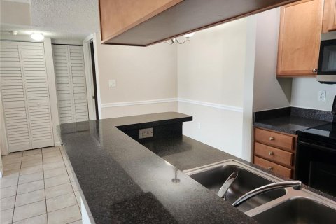 Condo in Brandon, Florida, 2 bedrooms  № 2166252 - photo 7