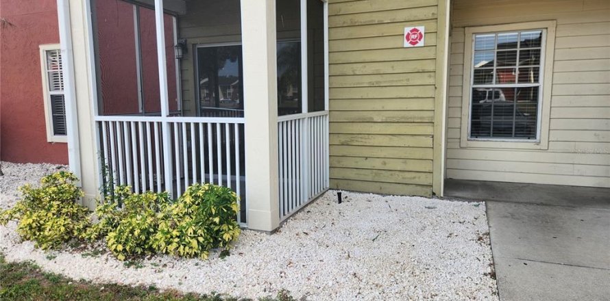 Condo in Brandon, Florida, 2 bedrooms  № 2166252
