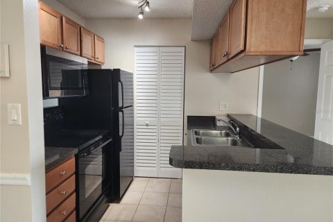Condo in Brandon, Florida, 2 bedrooms  № 2166252 - photo 4