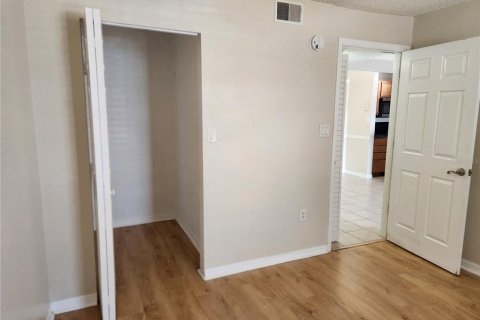 Condo in Brandon, Florida, 2 bedrooms  № 2166252 - photo 16
