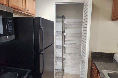 Condo in Brandon, Florida, 2 bedrooms  № 2166252 - photo 5
