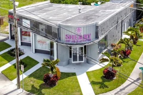 Propiedad comercial en alquiler en Miami, Florida, 340.67 m2 № 1838586 - foto 1