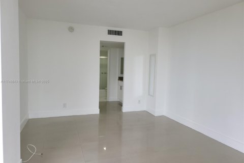Condo in Aventura, Florida, 2 bedrooms  № 1937358 - photo 13