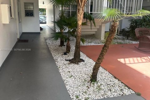 Condo in Hollywood, Florida, 2 bedrooms  № 2062558 - photo 2